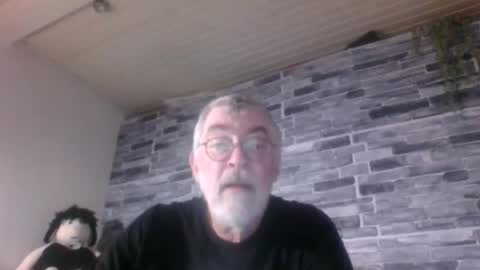 Snapshot of pinholder chatting on 11-03-25, 06:25 Michael online show from 11-03-25, 06:25