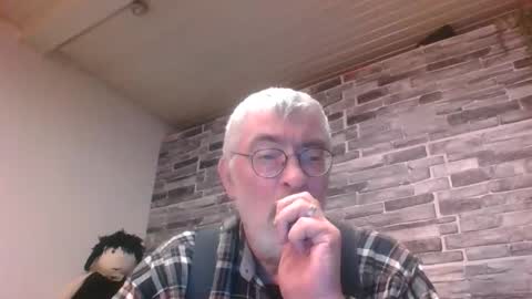 Snapshot of pinholder chatting on 11-08-25, 04:07 Michael online show from 11-08-25, 04:07