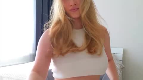 Snapshot of pink_rosee_ chatting on 09-10-25, 03:17   online show from 09-10-25, 03:17