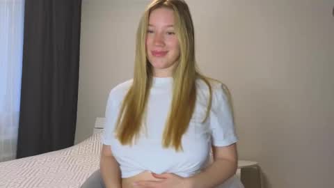 Snapshot of pink_rosee_ chatting on 09-28-25, 03:23   online show from 09-28-25, 03:23