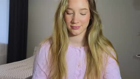 Snapshot of pink_rosee_ chatting on 10-02-25, 03:46   online show from 10-02-25, 03:46