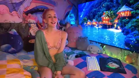 Snapshot of pinkocean3 chatting on 03-10-25, 07:32 Gwenie online show from 03-10-25, 07:32