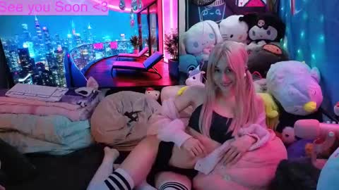 Snapshot of pinkocean3 chatting on 10-26-25, 07:42 Gwenie online show from 10-26-25, 07:42