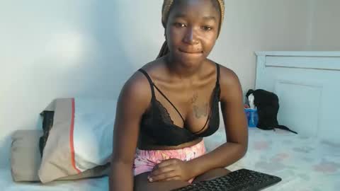 Snapshot of pinnacle_ chatting on 05-25-26, 10:21 zenah online show from 05-25-26, 10:21