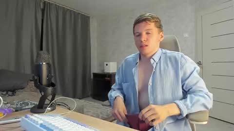 Pierre online show from 09-21-25, 02:24