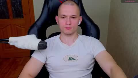 Snapshot of pistonpojizni chatting on 12-31-24, 05:11 STRONGBEAUTY online show from 12-31-24, 05:11