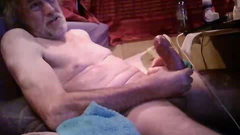 Snapshot of plus84u chatting on 02-19-25, 09:36 Fratzz online show from 02-19-25, 09:36