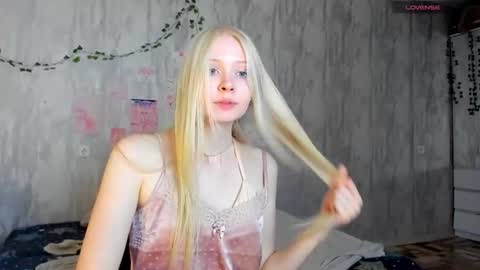Snapshot of pocet_barbie chatting on 08-01-26, 08:02 Mary online show from 08-01-26, 08:02