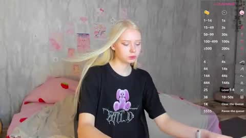 Snapshot of pocet_barbie chatting on 08-08-26, 04:03 Mary online show from 08-08-26, 04:03