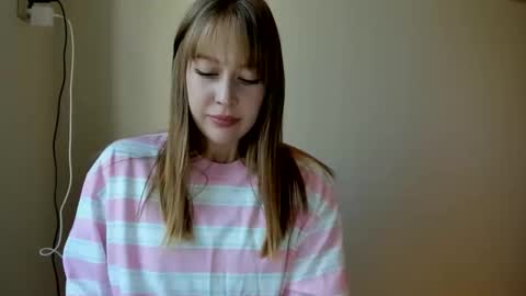 Snapshot of polihoney chatting on 05-23-26, 03:27 Polina online show from 05-23-26, 03:27