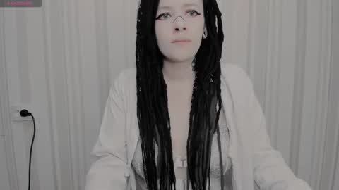 Snapshot of polly_wow chatting on 11-28-25, 05:32 Polly online show from 11-28-25, 05:32