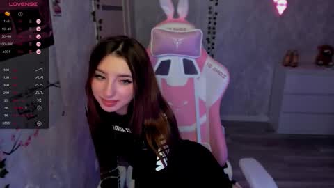 Snapshot of pollyhill1 chatting on 10-10-25, 06:18       online show from 10-10-25, 06:18