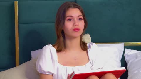 Snapshot of pollylanders chatting on 02-25-25, 01:41 Polly online show from 02-25-25, 01:41