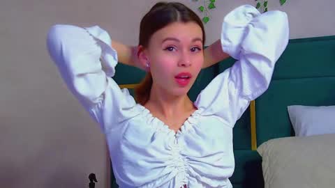 Snapshot of pollylanders chatting on 03-02-25, 12:42 Polly online show from 03-02-25, 12:42