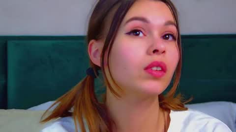 Snapshot of pollylanders chatting on 03-11-25, 12:44 Polly online show from 03-11-25, 12:44