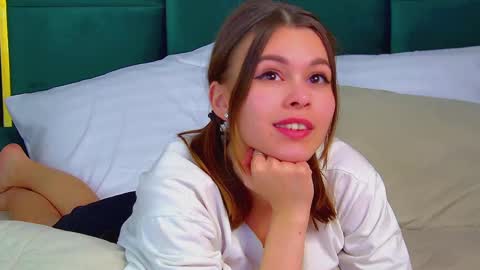 Snapshot of pollylanders chatting on 03-11-25, 04:32 Polly online show from 03-11-25, 04:32