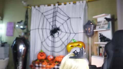 Snapshot of polvodeestrellas_ chatting on 10-26-25, 01:55 - Help me Reach 100 thumbs up online show from 10-26-25, 01:55