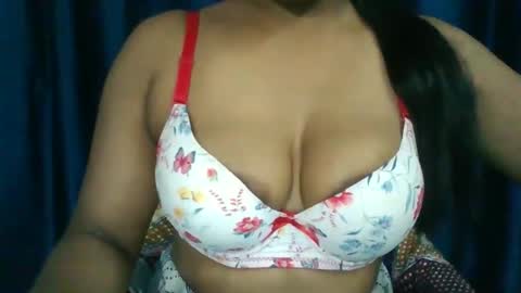 Snapshot of poojalady chatting on 09-21-25, 04:58 poojalady online show from 09-21-25, 04:58