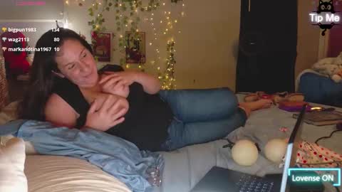 Snapshot of pooncahantits chatting on 10-16-25, 02:45 Emily at Home online show from 10-16-25, 02:45