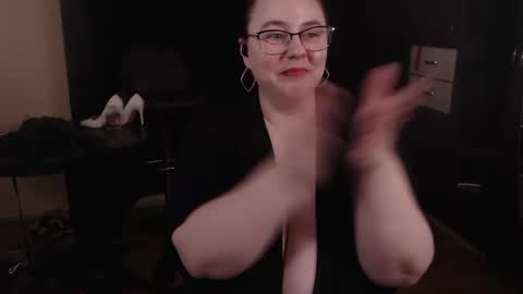 Snapshot of posh_mistress chatting on 03-08-25, 05:49 PoshMistres    online show from 03-08-25, 05:49