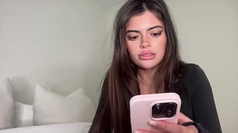 Snapshot of poutyselena chatting on 05-04-26, 10:28 Selena online show from 05-04-26, 10:28