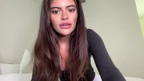 Snapshot of poutyselena chatting on 05-21-26, 11:12 Selena online show from 05-21-26, 11:12
