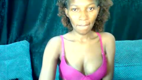 Snapshot of prettie_petitee chatting on 07-14-26, 12:00 prettie_petitee online show from 07-14-26, 12:00