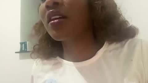 Snapshot of pretty_ellsie chatting on 09-19-25, 09:15 independent model online show from 09-19-25, 09:15