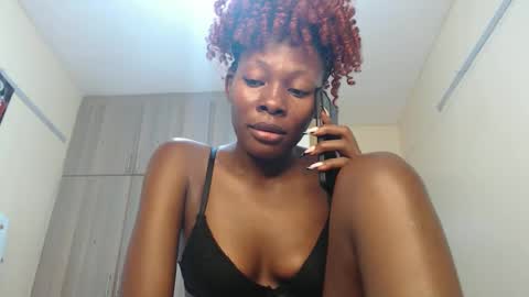 Snapshot of pretty_pixel chatting on 10-19-25, 06:19 pretty_pixel online show from 10-19-25, 06:19