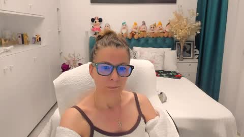 Snapshot of prettyblackeyes chatting on 05-10-26, 05:45 wilma online show from 05-10-26, 05:45