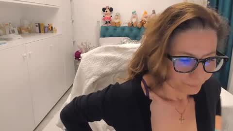 Snapshot of prettyblackeyes chatting on 05-11-26, 07:00 wilma online show from 05-11-26, 07:00
