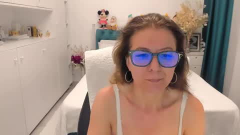 Snapshot of prettyblackeyes chatting on 05-16-26, 05:15 wilma online show from 05-16-26, 05:15
