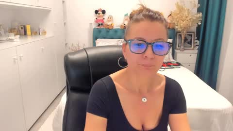 Snapshot of prettyblackeyes chatting on 05-19-26, 05:58 wilma online show from 05-19-26, 05:58