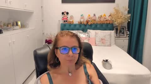 Snapshot of prettyblackeyes chatting on 06-05-26, 07:25 wilma online show from 06-05-26, 07:25