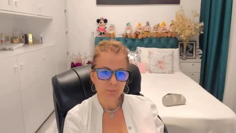 Snapshot of prettyblackeyes chatting on 06-05-26, 08:47 wilma online show from 06-05-26, 08:47