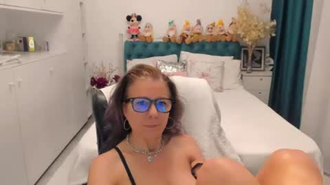 Snapshot of prettyblackeyes chatting on 06-11-26, 06:44 wilma online show from 06-11-26, 06:44