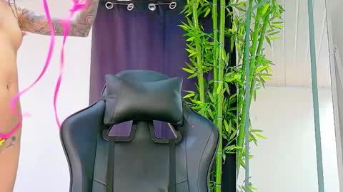 Snapshot of prettybunnies08 chatting on 11-28-25, 04:42 Enzo Denis online show from 11-28-25, 04:42