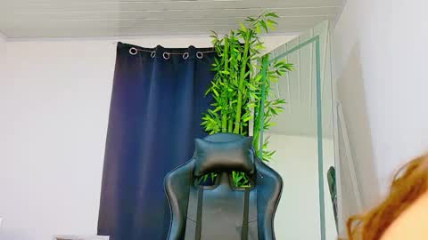 Snapshot of prettybunnies08 chatting on 12-02-25, 11:45 Enzo Denis online show from 12-02-25, 11:45