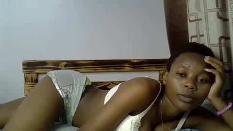 Snapshot of prettycoco_ chatting on 04-27-26, 01:14 coco online show from 04-27-26, 01:14