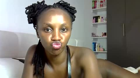 Snapshot of prettygee21 chatting on 02-04-26, 10:15 Pretty darkskin doll online show from 02-04-26, 10:15