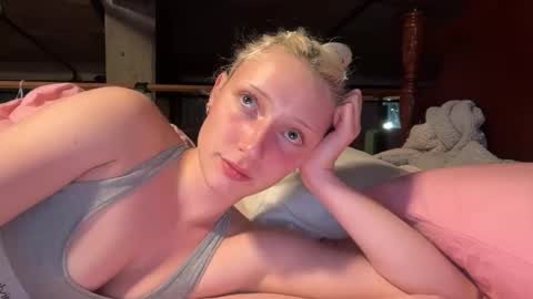 Snapshot of prettyunicorn555 chatting on 05-06-26, 03:35 Dahlia online show from 05-06-26, 03:35