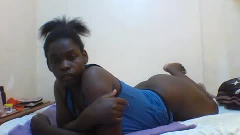 Snapshot of princess_cutie chatting on 06-27-26, 12:22 princess online show from 06-27-26, 12:22