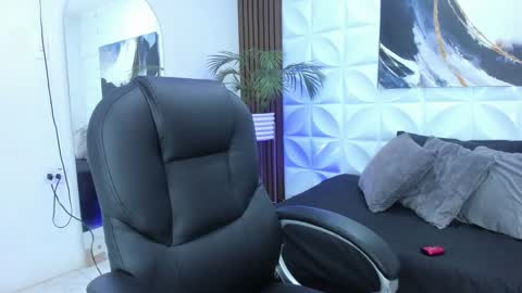 Snapshot of priscila_cooper chatting on 10-22-25, 08:30 Priscila online show from 10-22-25, 08:30