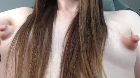 Snapshot of psychegirl chatting on 12-14-24, 07:03 psychegirl online show from 12-14-24, 07:03