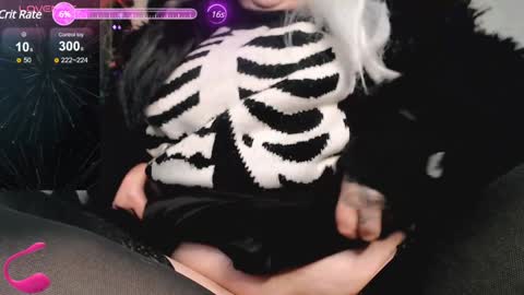 Snapshot of psychobitch69 chatting on 12-29-24, 10:03 OlivePsy online show from 12-29-24, 10:03