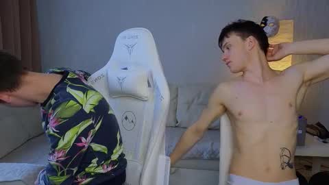 Snapshot of pupsenish chatting on 09-22-25, 04:25 Jesse online show from 09-22-25, 04:25