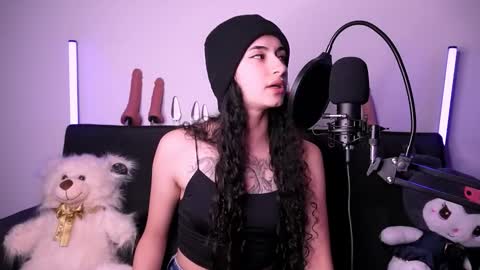 Snapshot of purplesnake_ chatting on 03-19-26, 02:04 Alynn online show from 03-19-26, 02:04