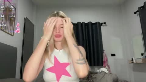 Snapshot of pussymoneywet chatting on 05-25-26, 08:04 Lina online show from 05-25-26, 08:04