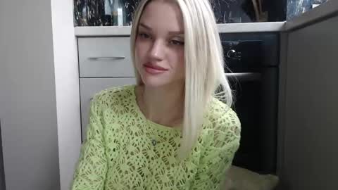 Snapshot of qeeensgambit chatting on 02-05-25, 11:23 Milana online show from 02-05-25, 11:23