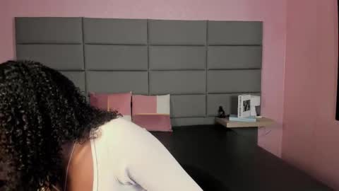 Snapshot of qeen_black2 chatting on 11-30-25, 01:48 Keyla Queen Black online show from 11-30-25, 01:48